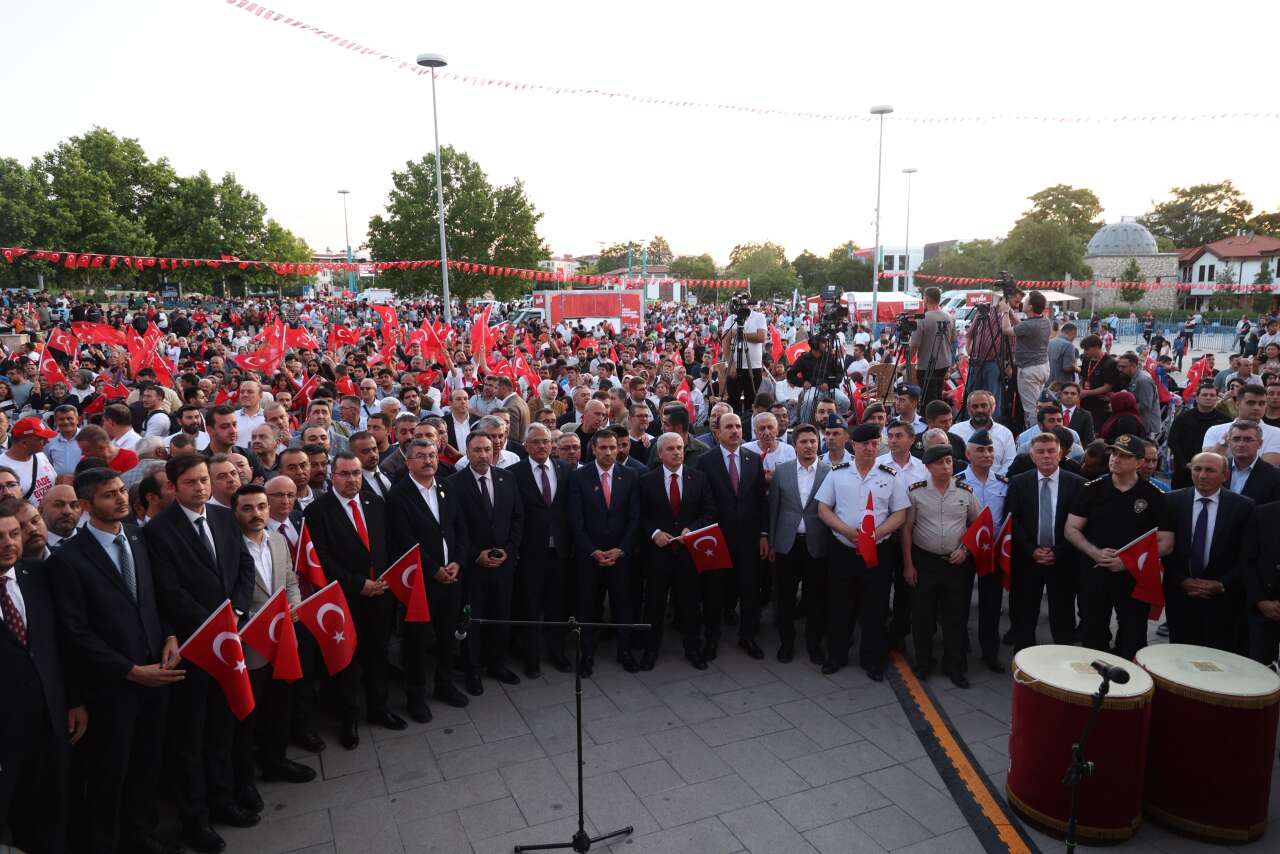 Konya'da 15 Temmuz gecesi! Kılıçarslan Meydanı'na insan seli 7
